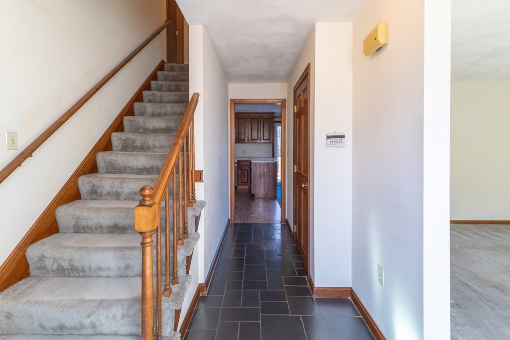 396 Old Farm Road Franklin, MA 02038 - Photo 5 of 35 Gallery Image 5