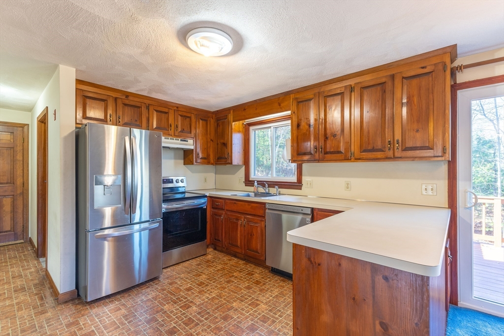 396 Old Farm Road Franklin, MA 02038 - Photo 6 of 35 Gallery Image 6