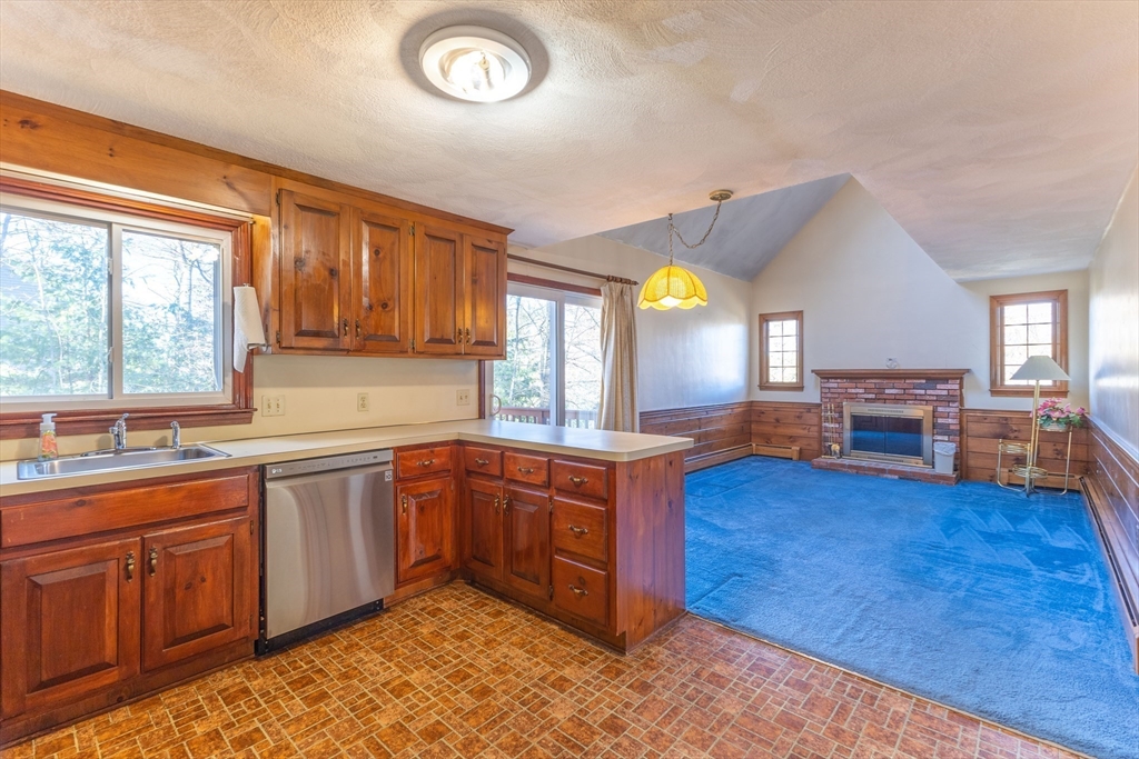 396 Old Farm Road Franklin, MA 02038 - Photo 8 of 35 Gallery Image 8
