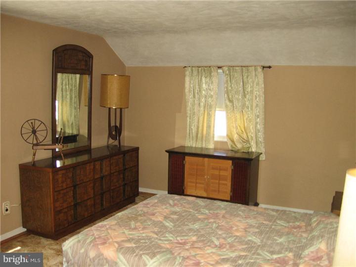 2724 Springhill Road Secane, PA 19018 - Photo 9 of 16 Gallery Image 9