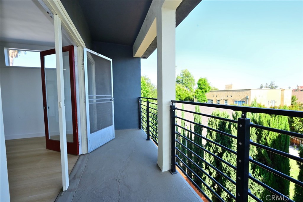 425 North Raymond Avenue Pasadena, CA 91103 - Photo 31 of 38 a view of a balcony