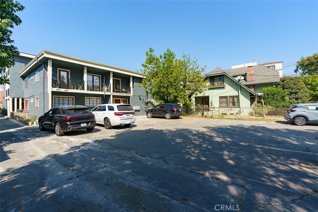 425 North Raymond Avenue Pasadena, CA 91103 - Photo 34 of 38 a car parked in front of white house