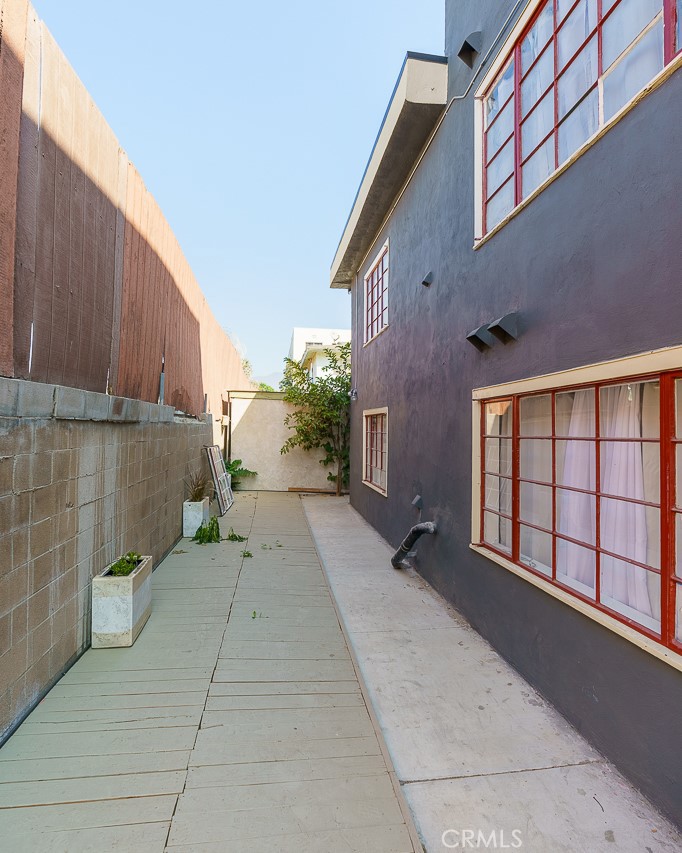 425 North Raymond Avenue Pasadena, CA 91103 - Photo 38 of 38 a view of a street with potted plants