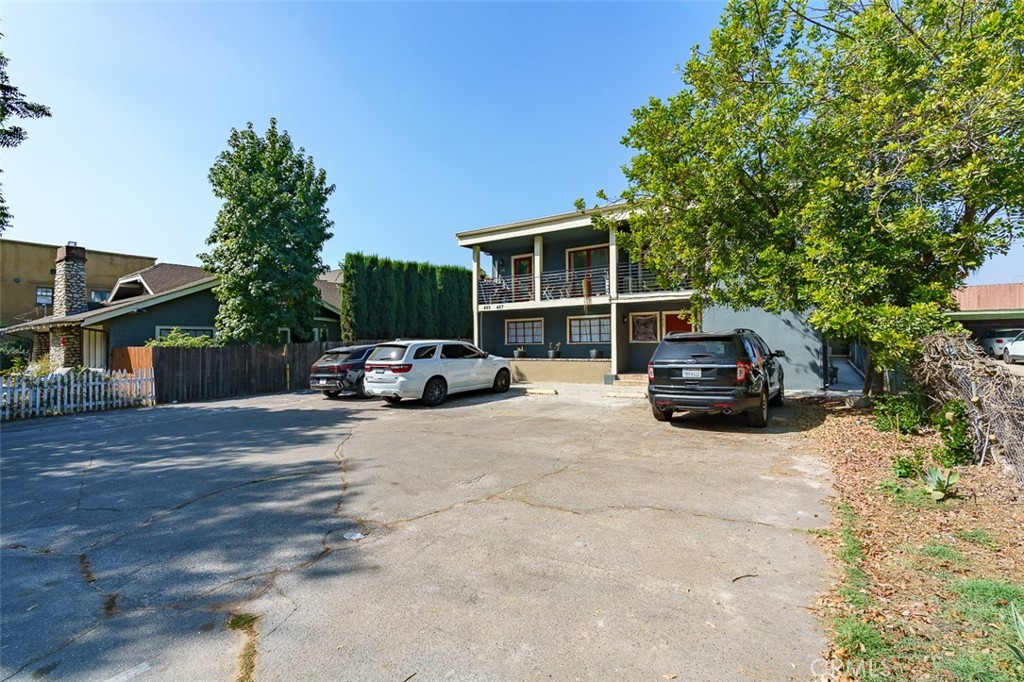 425 North Raymond Avenue Pasadena, CA 91103 - Photo 9 of 38 a car parked in front of a house