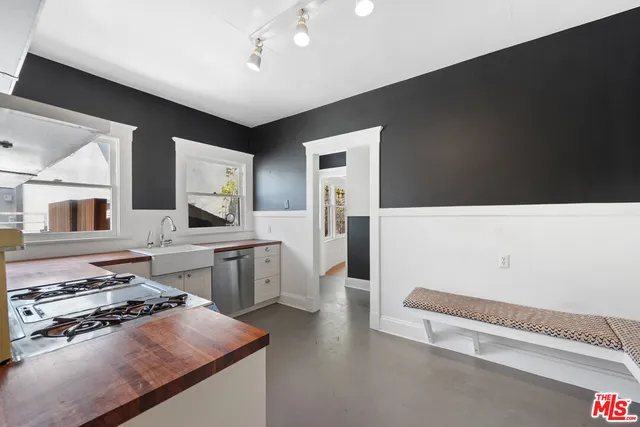 a view of yard with plants and trees