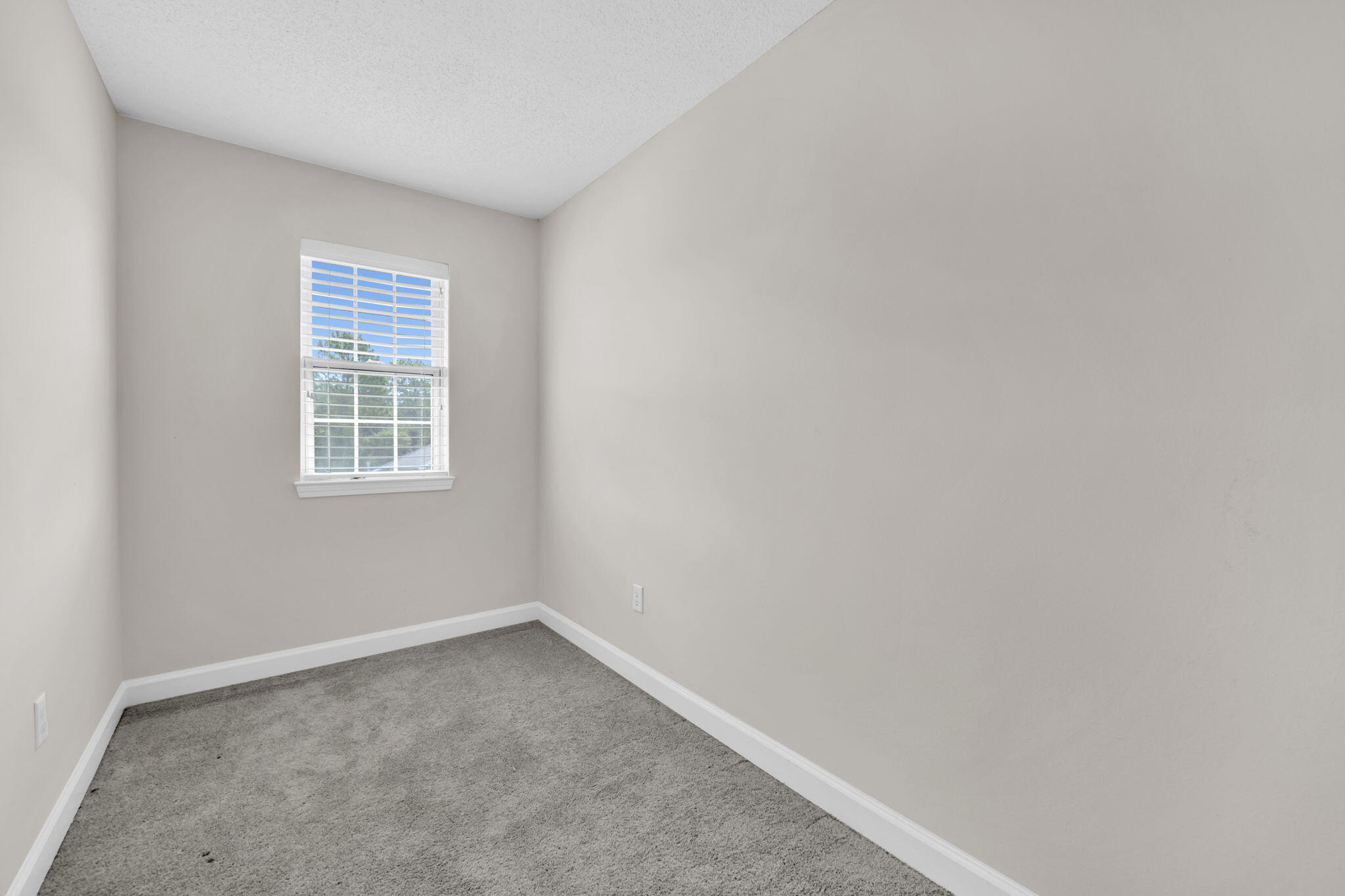 202 Gracie Lane Niceville, FL 32578 - Photo 35 of 47 an empty room with a window