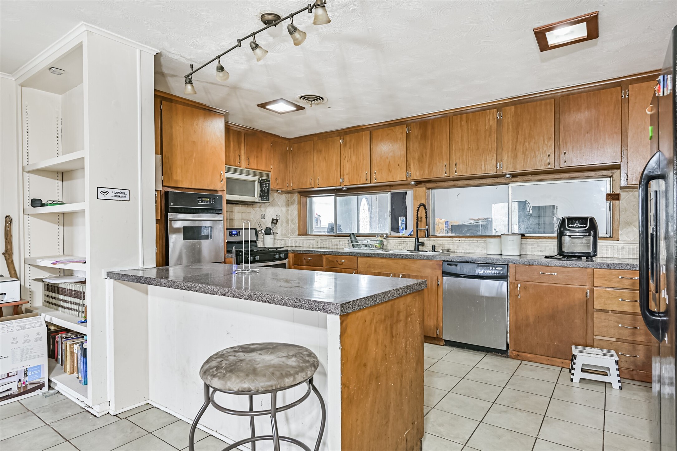 901 North Amburn Road Texas City, TX 77591 - Photo 9 of 28