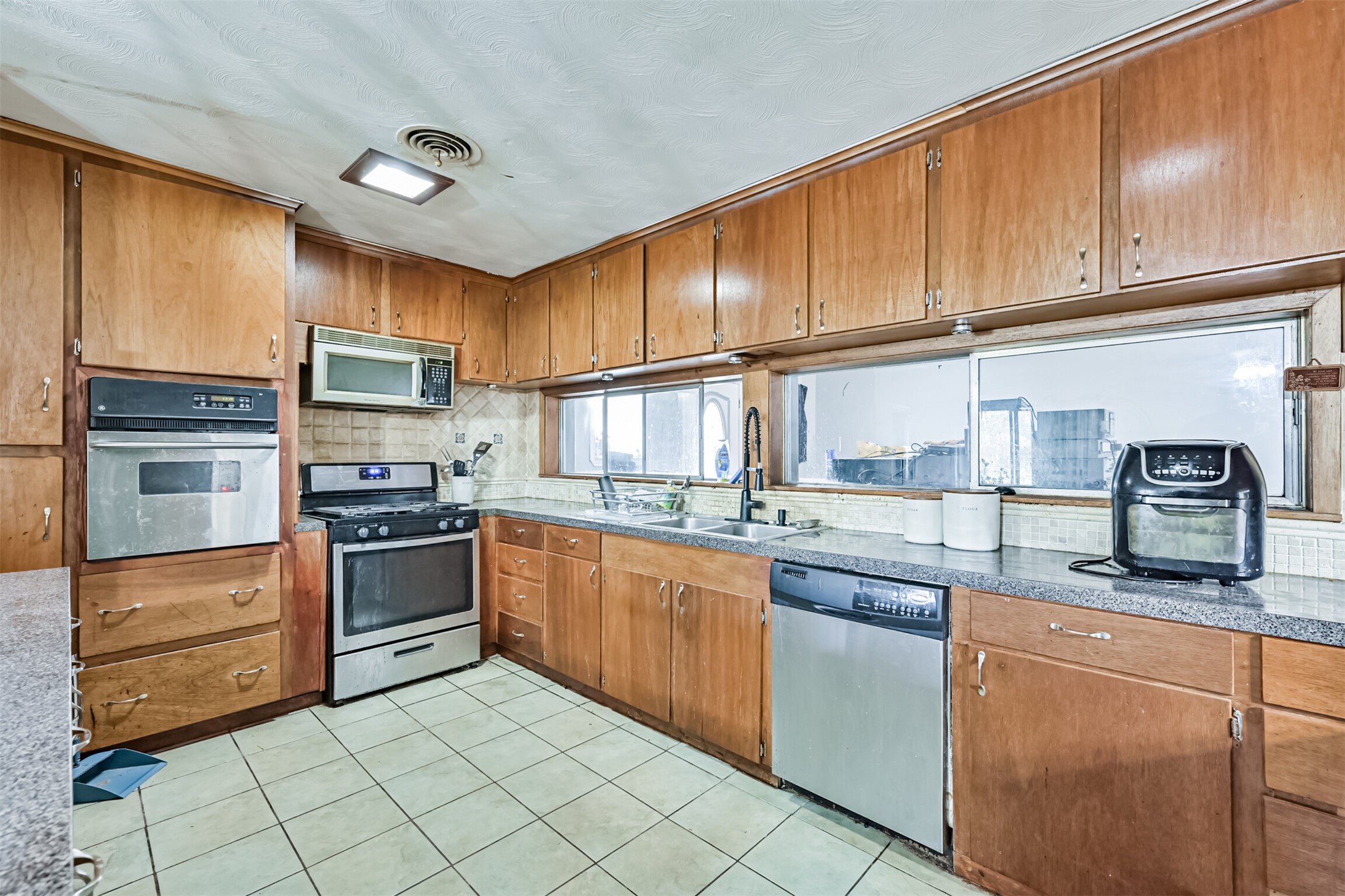 901 North Amburn Road Texas City, TX 77591 - Photo 10 of 28