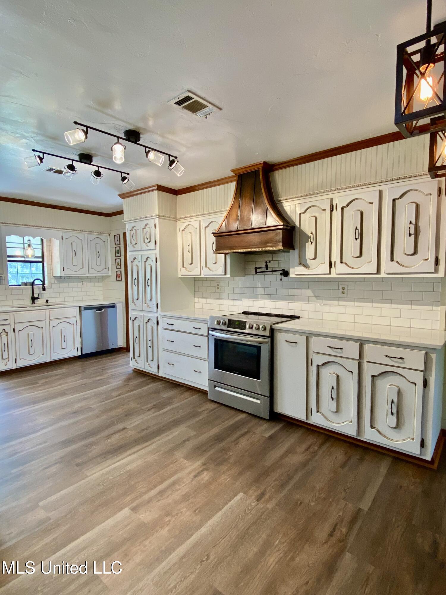 104 Baucum Road Carriere, MS 39426 - Photo 17 of 68 17, Kitchen, IMG_3604