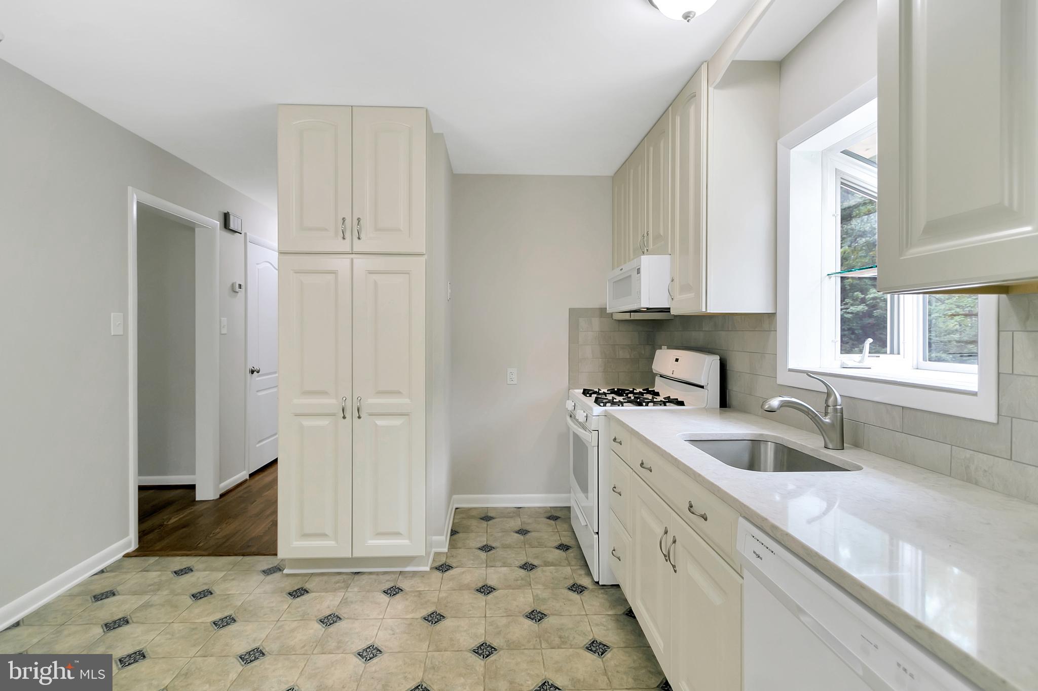 5806 Hunt Club Road Elkridge, MD 21075 - Photo 14 of 40 Kitchen with Quartz Countertops