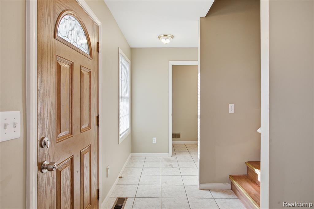 4118 Devon Road Royal Oak, MI 48073 - Photo 3 of 25
