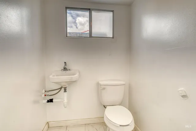 $350,000 | 235 West Idaho Avenue, Ontario, OR 97914