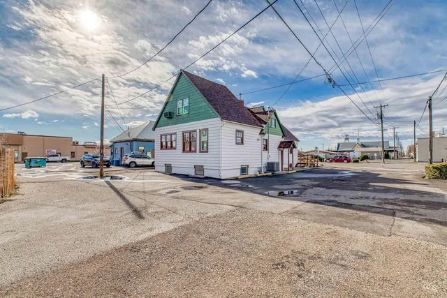 $350,000 | 235 West Idaho Avenue, Ontario, OR 97914