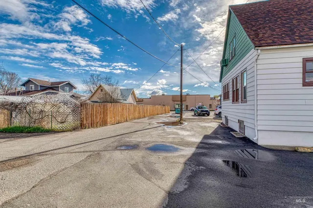 $350,000 | 235 West Idaho Avenue, Ontario, OR 97914