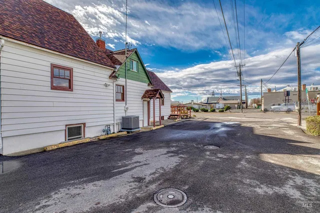 $350,000 | 235 West Idaho Avenue, Ontario, OR 97914