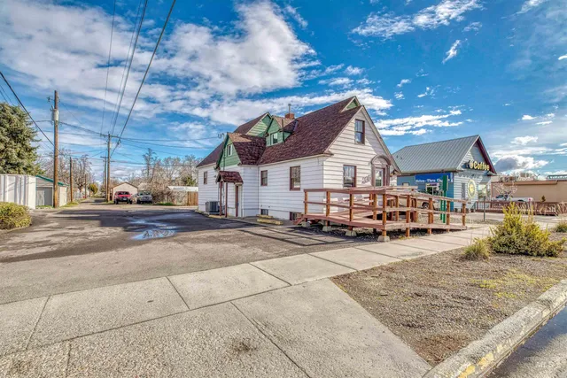 $350,000 | 235 West Idaho Avenue, Ontario, OR 97914