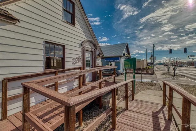 $350,000 | 235 West Idaho Avenue, Ontario, OR 97914