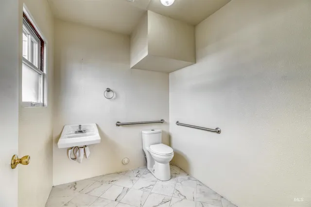 $350,000 | 235 West Idaho Avenue, Ontario, OR 97914