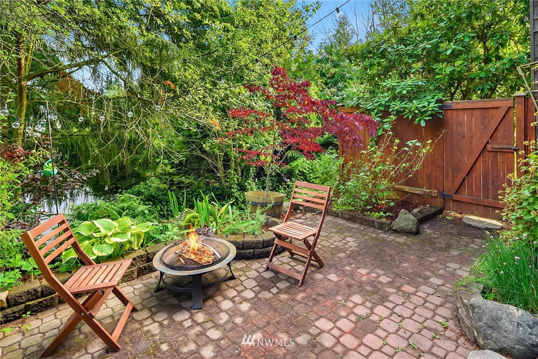 7512 218th Street Southwest, Unit 5 Edmonds, WA 98026 - Photo 25 of 25 a view of a backyard with furniture and a garden