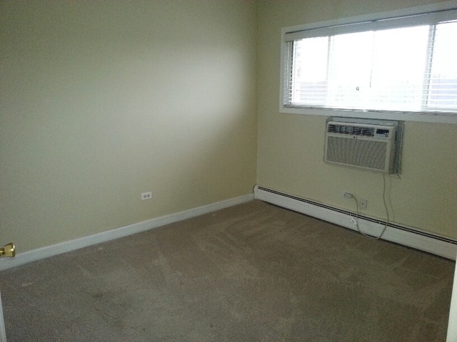 1000 South Lorraine Road, Unit 410 Wheaton, IL 60189 - Photo 9 of 12 an empty room with a window