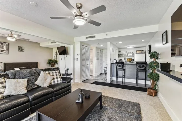 $215,000 | 36750 US Highway 19 North, Unit 17106, Palm Harbor, FL 34683