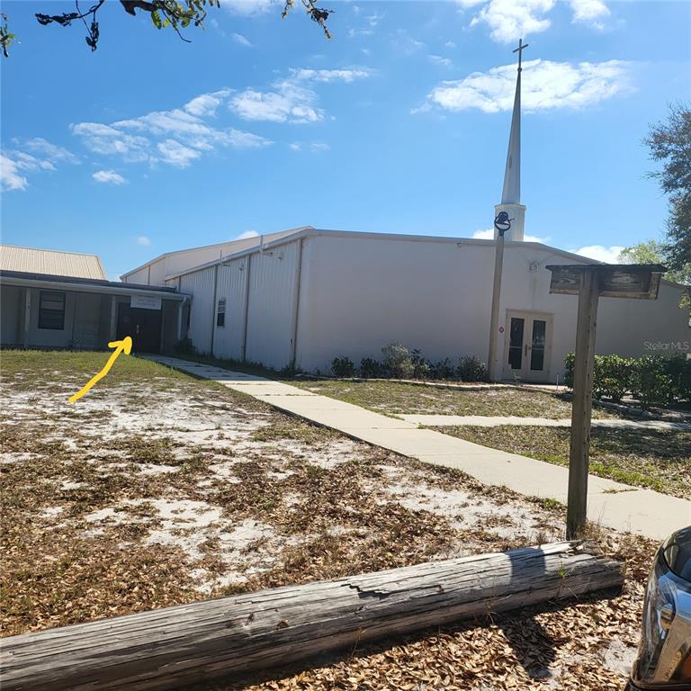 a view of a backyard