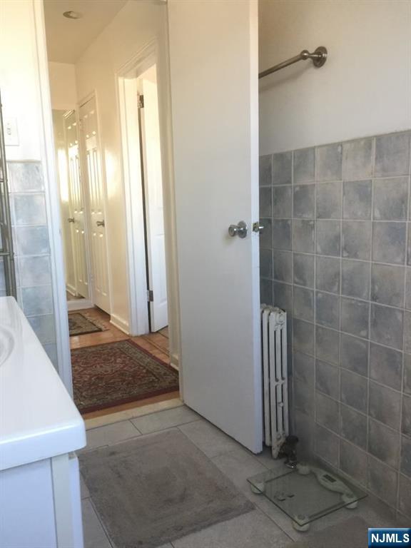 418 Main Street, Unit D6 Fort Lee, NJ 07024 - Photo 6 of 7 a view of bathroom with shower