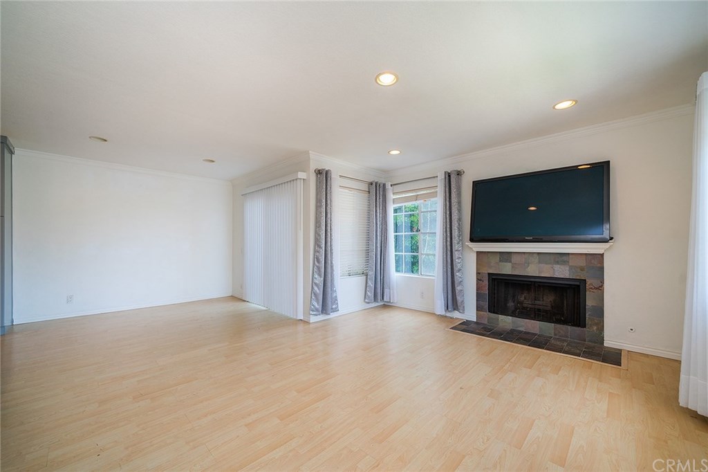 141 Oxford, Unit 47 Irvine, CA 92612 - Photo 2 of 25