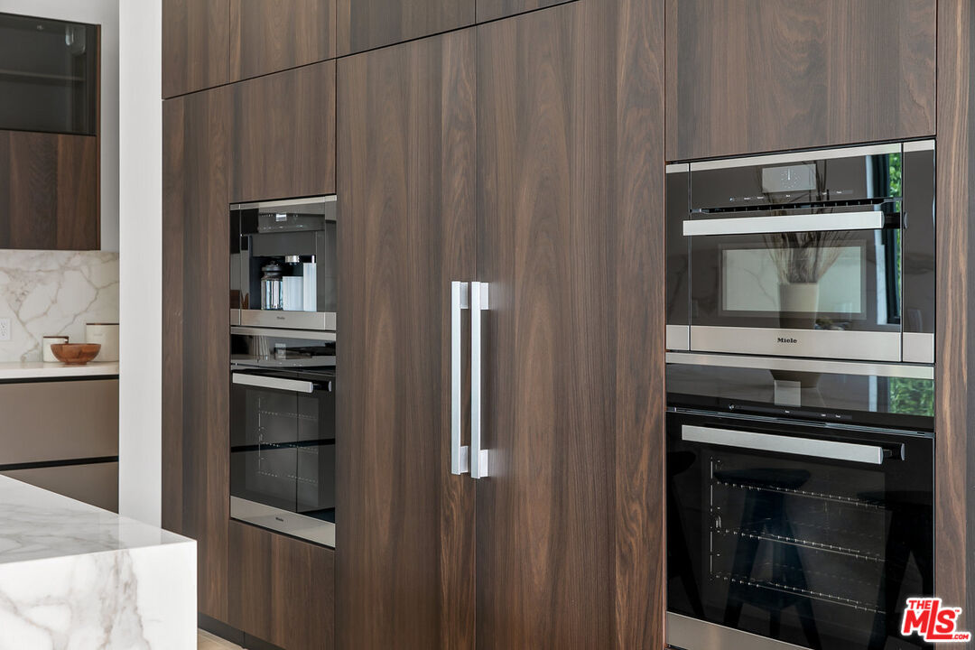 211 Veteran Avenue Los Angeles, CA 90024 - Photo 25 of 51 a kitchen with appliances and cabinets
