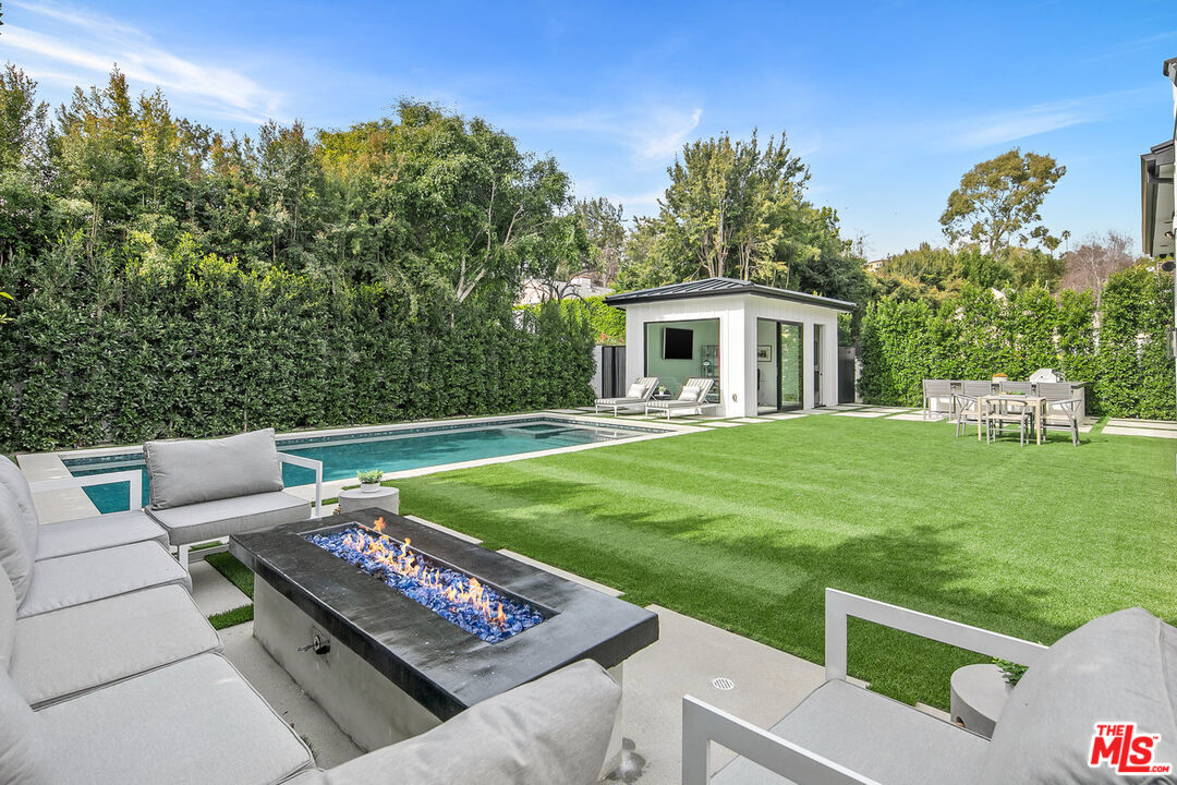 211 Veteran Avenue Los Angeles, CA 90024 - Photo 3 of 51 a view of an outdoor sitting space