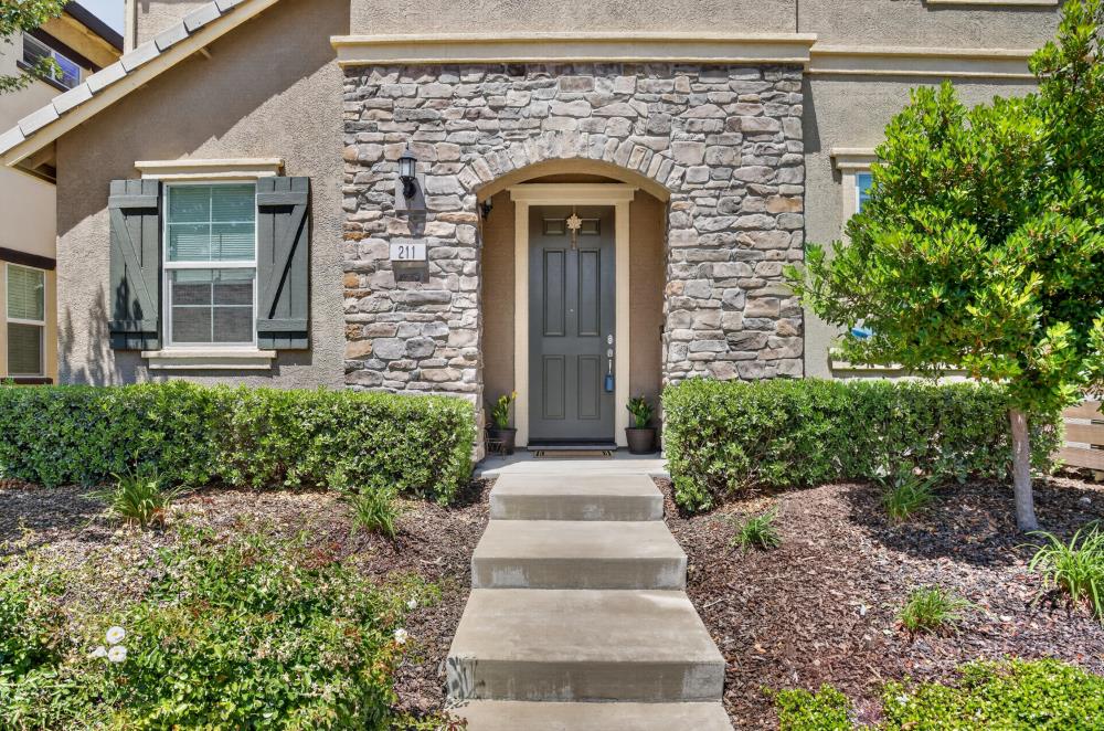 211 Rochdale Street Roseville, CA 95661 - Photo 4 of 66