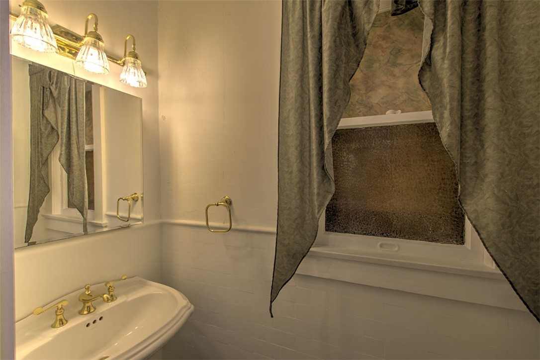 531 West William Street Decatur, IL 62522 - Photo 14 of 28 a bathroom with a shower and sink