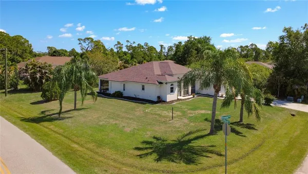 a view of a house with a yard