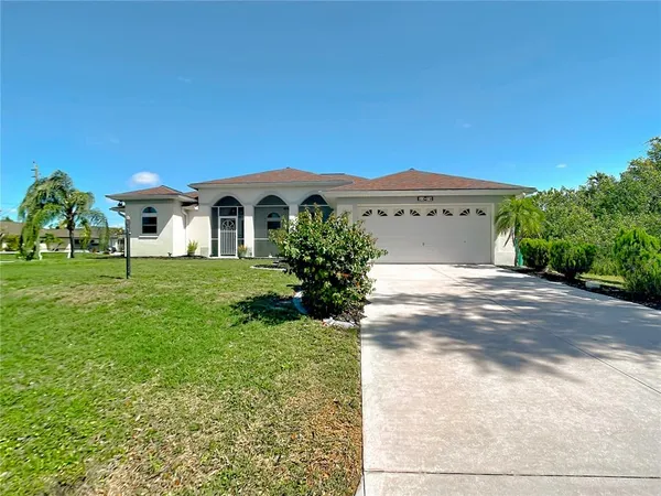 a view of a house with a yard