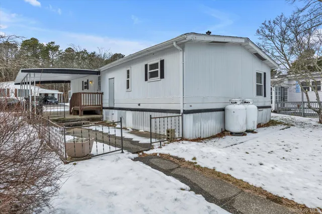 a view of a house with backyard