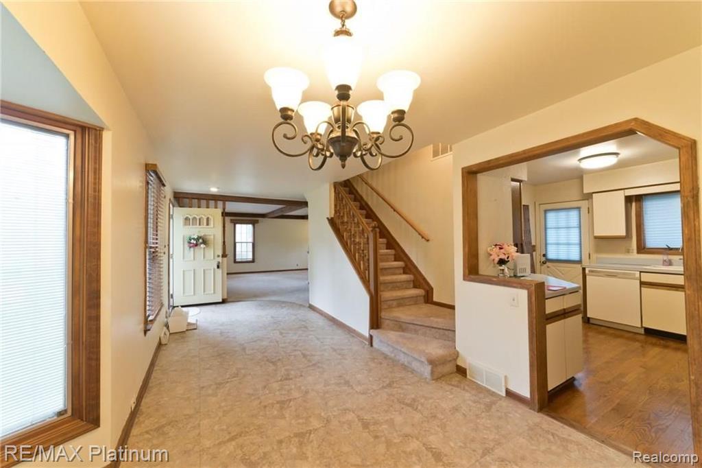 21706 Ruth Street Farmington Hills, MI 48336 - Photo 2 of 32
