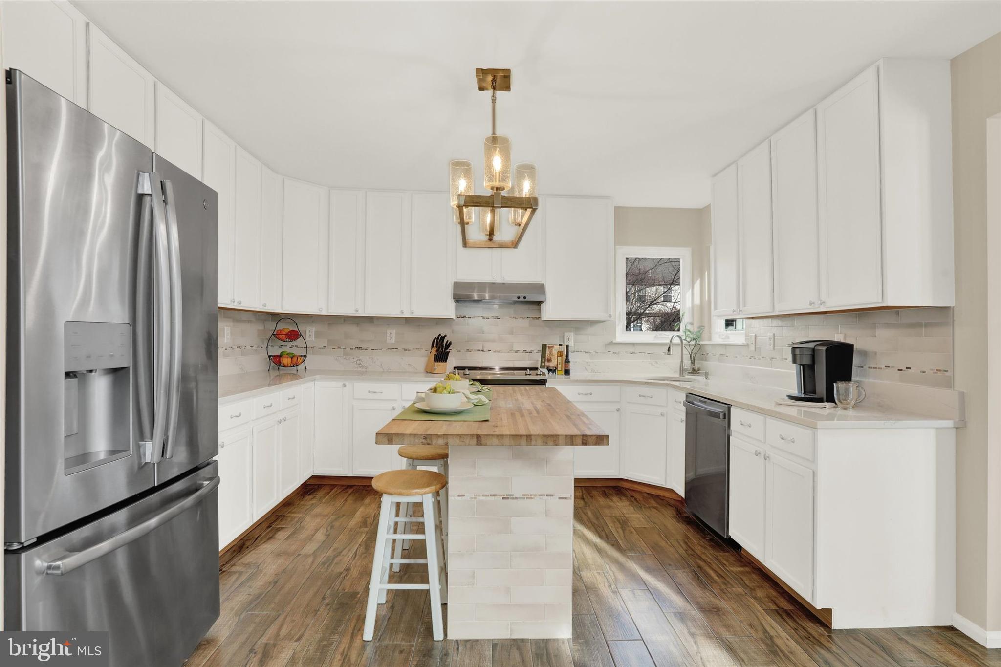 4901 Crosspoint Drive Doylestown, PA 18902 - Photo 18 of 73 Full Kitchen View And Center Island W/Seating