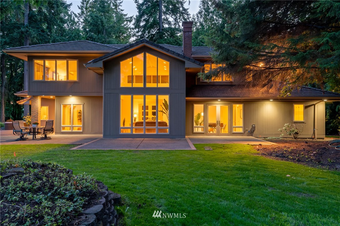 a view of a house with a backyard