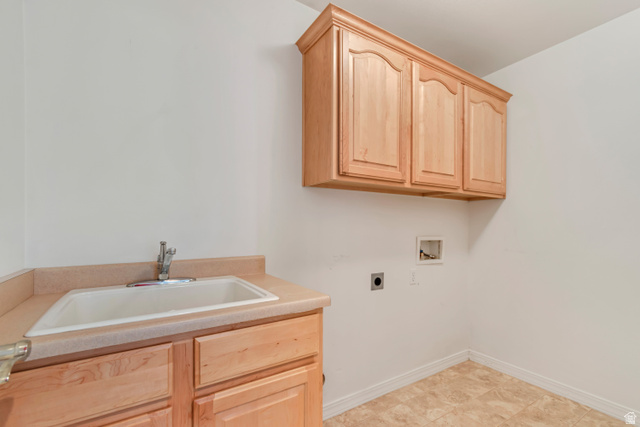 546 Wheatridge Road Tooele, UT 84074 - Photo 38 of 49 Laundry Room with large sink, electric dryer hookups