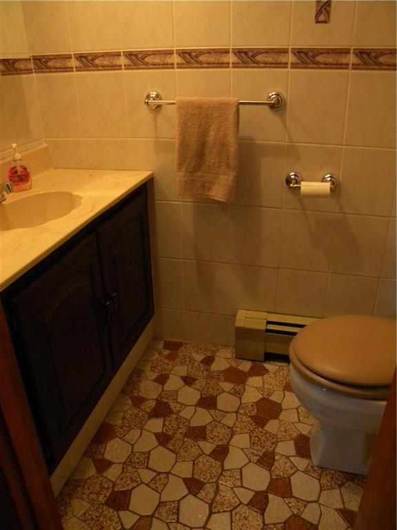 208 Springdale Road Venetia, PA 15367 - Photo 6 of 25 Convenient half bath off entry.