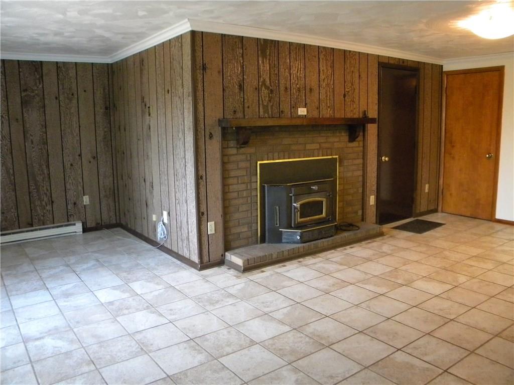 208 Springdale Road Venetia, PA 15367 - Photo 9 of 25 Large L-shaped family room.