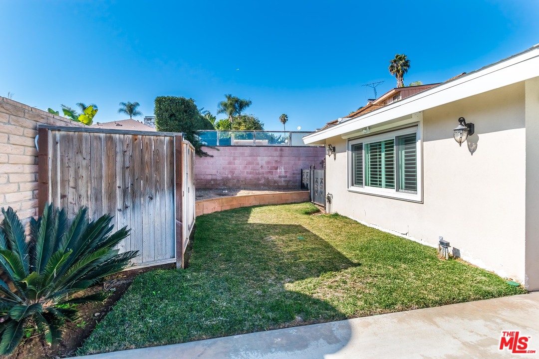 4304 Olympiad Drive View Park, CA 90043 - Photo 7 of 44 a view of a backyard with plants
