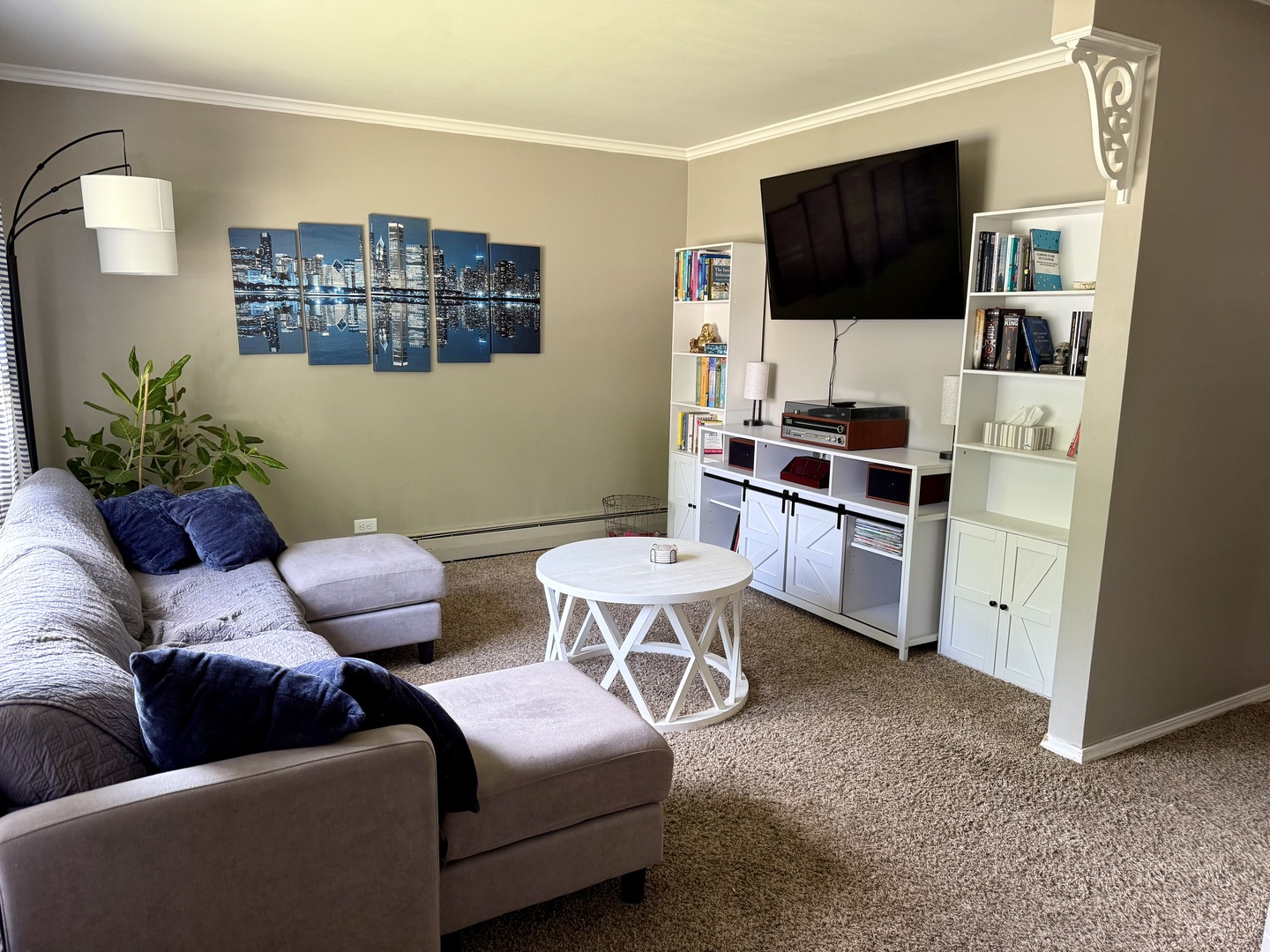 5653 Dover Road Oak Forest, IL 60452 - Photo 3 of 17 a living room with furniture and a flat screen tv