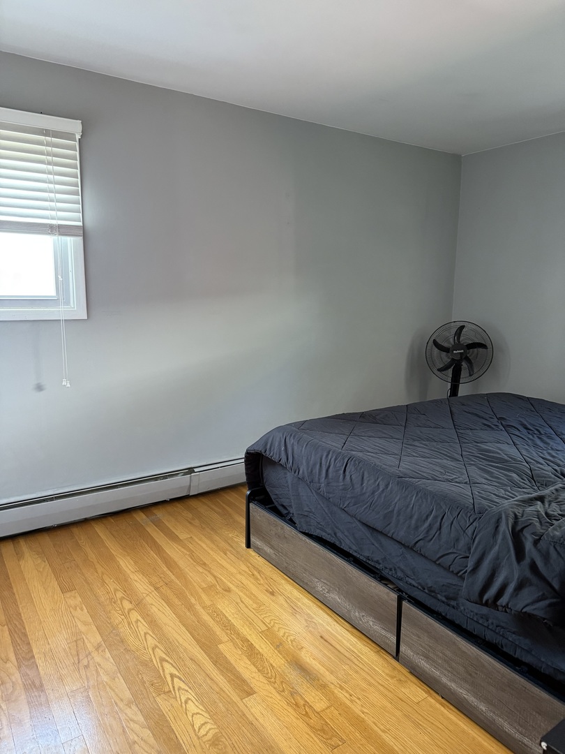5653 Dover Road Oak Forest, IL 60452 - Photo 7 of 17 a bedroom with a bed and a window