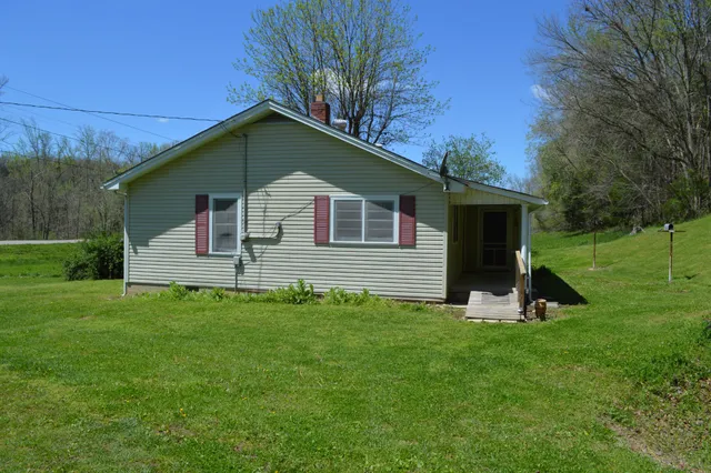 a view of a house with a yard