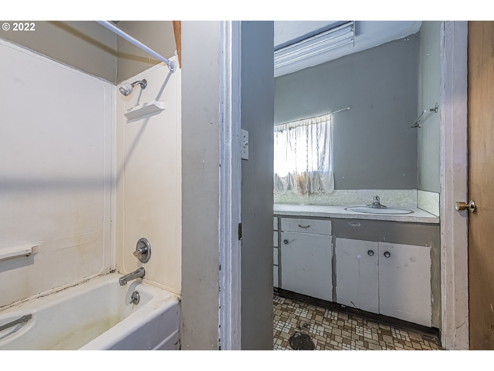 53486 Ruby Lane Milton Freewater, OR 97862 - Photo 11 of 27 a bathroom with a granite countertop sink mirror and a bathtub