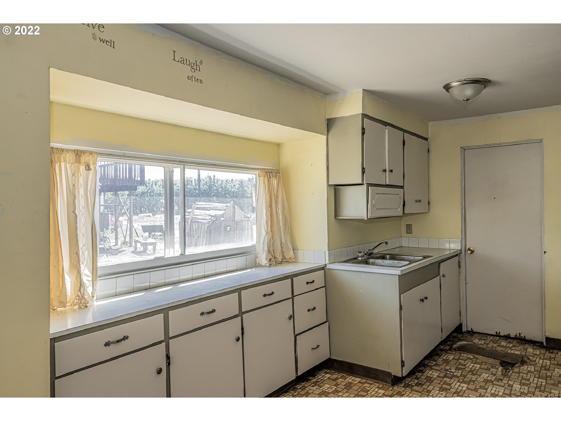 53486 Ruby Lane Milton Freewater, OR 97862 - Photo 6 of 27 a kitchen with a stove a sink and cabinets