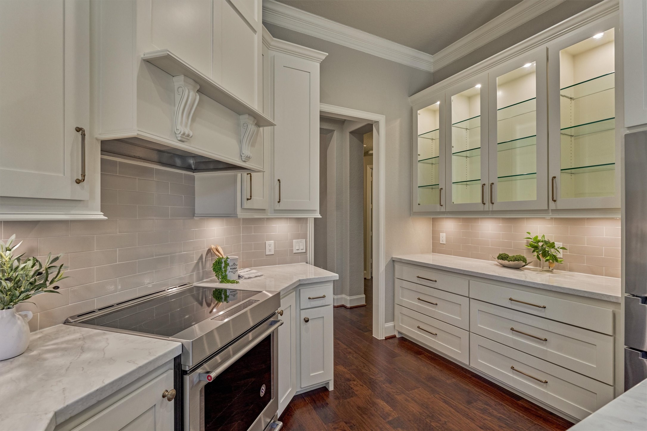 91 West Racing Cloud Court The Woodlands, TX 77381 - Photo 12 of 47 Truly breathtaking craftsmanship and hardware in this gourmet chef’s kitchen which boasts KitchenAid stainless steel appliances.