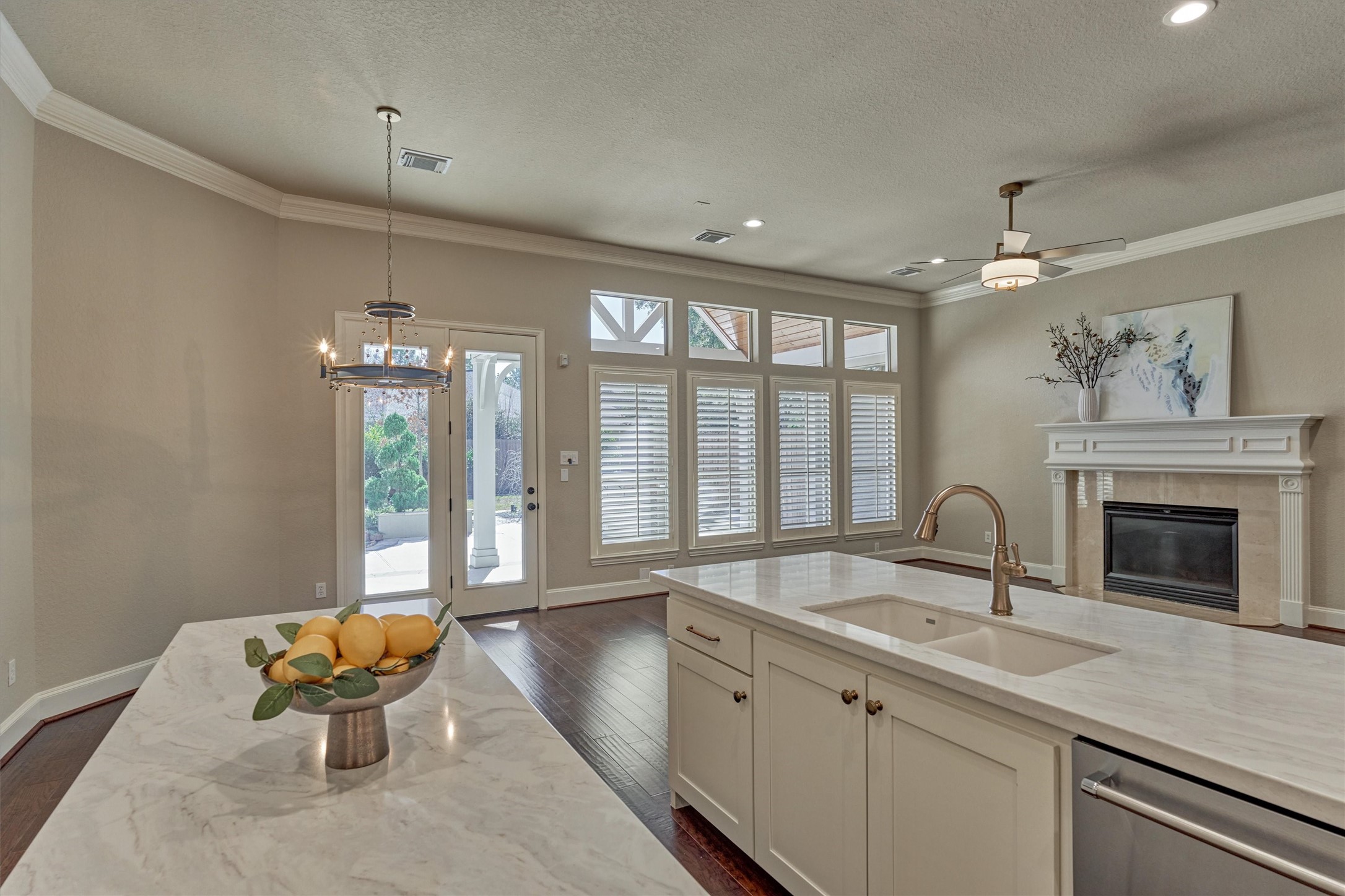 91 West Racing Cloud Court The Woodlands, TX 77381 - Photo 14 of 47 The kitchen opens to the adjoining breakfast room and den with a tranquil view into the private backyard.