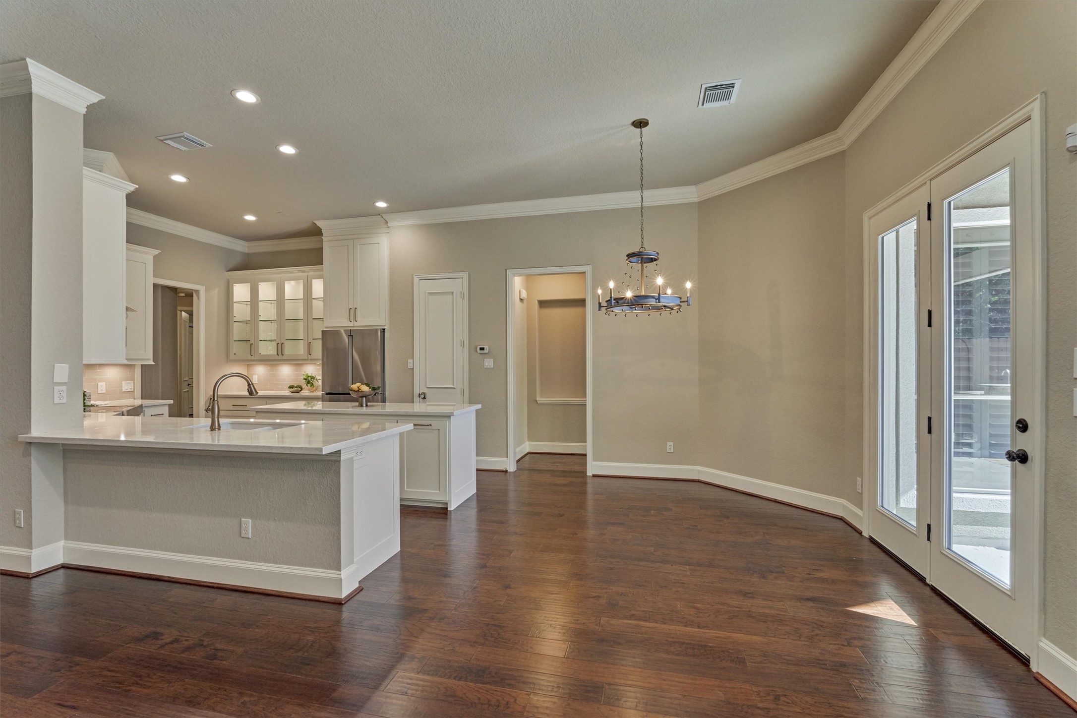 91 West Racing Cloud Court The Woodlands, TX 77381 - Photo 20 of 47 Eat-in chef’s kitchen flaunts space and thoughtful design.